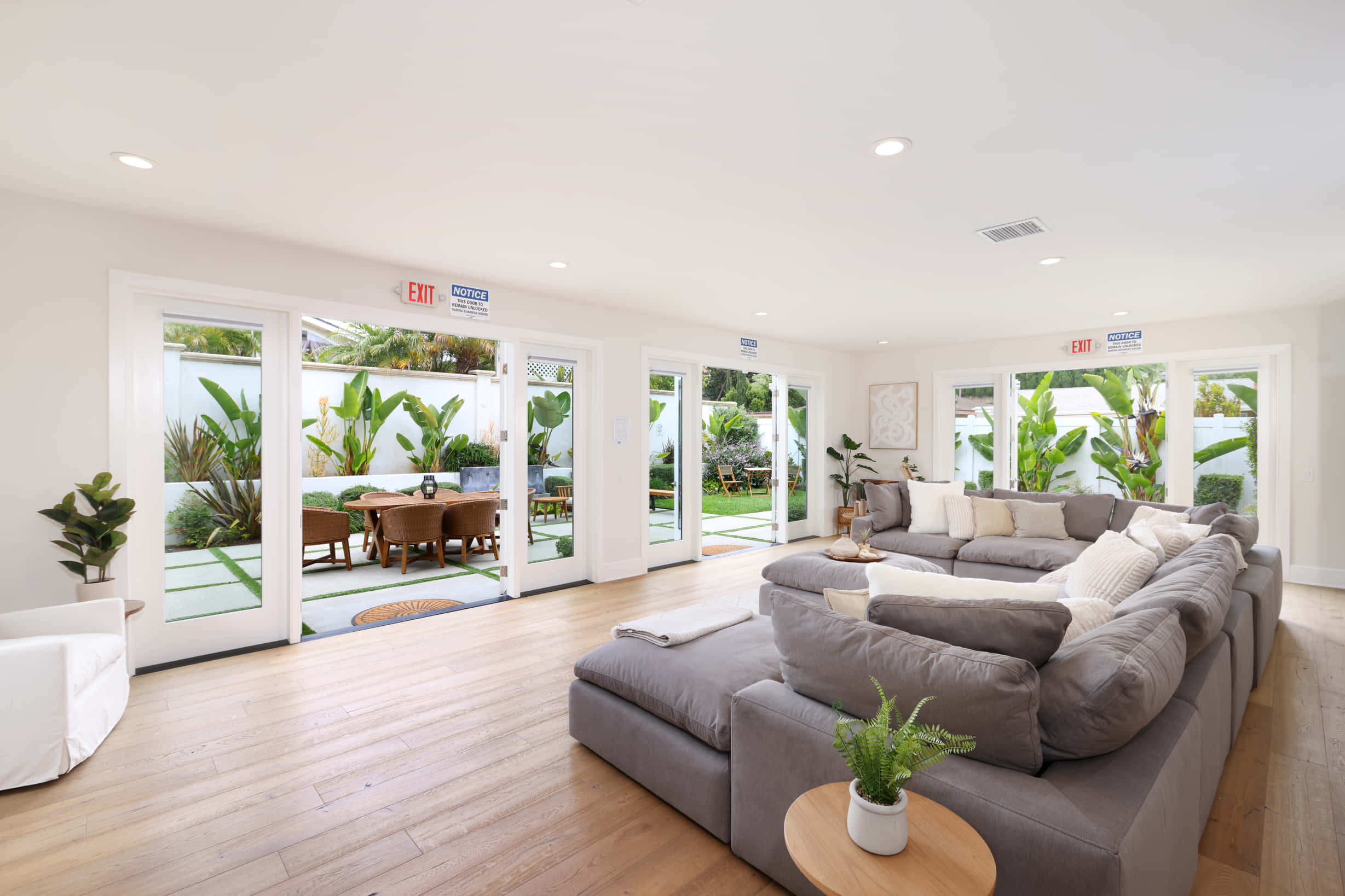 common room with wooden floors and couches